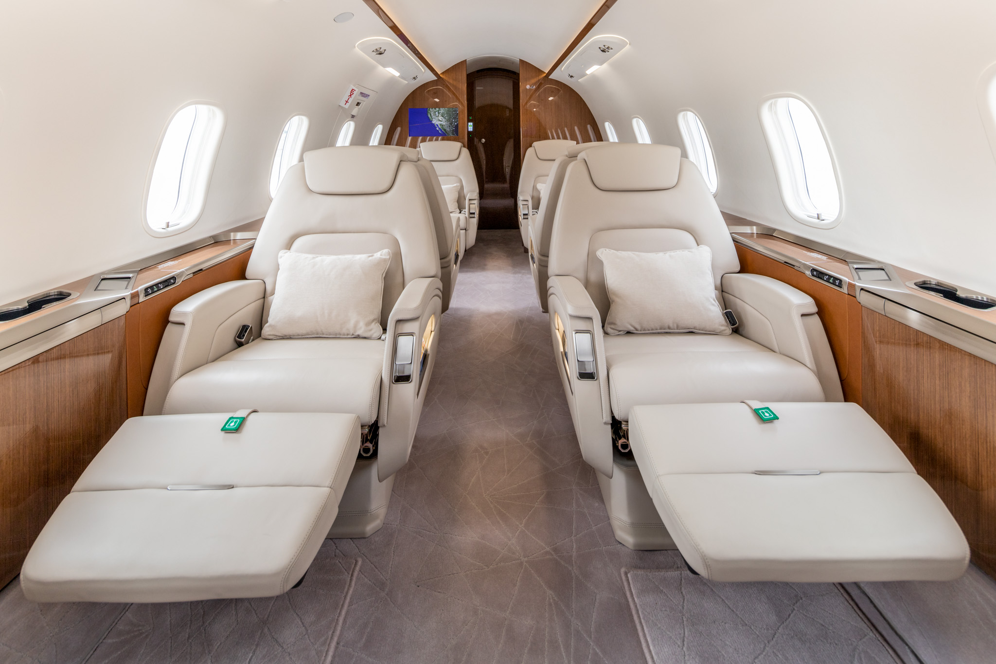 CHALLENGER 350 private jet interior reclining seats