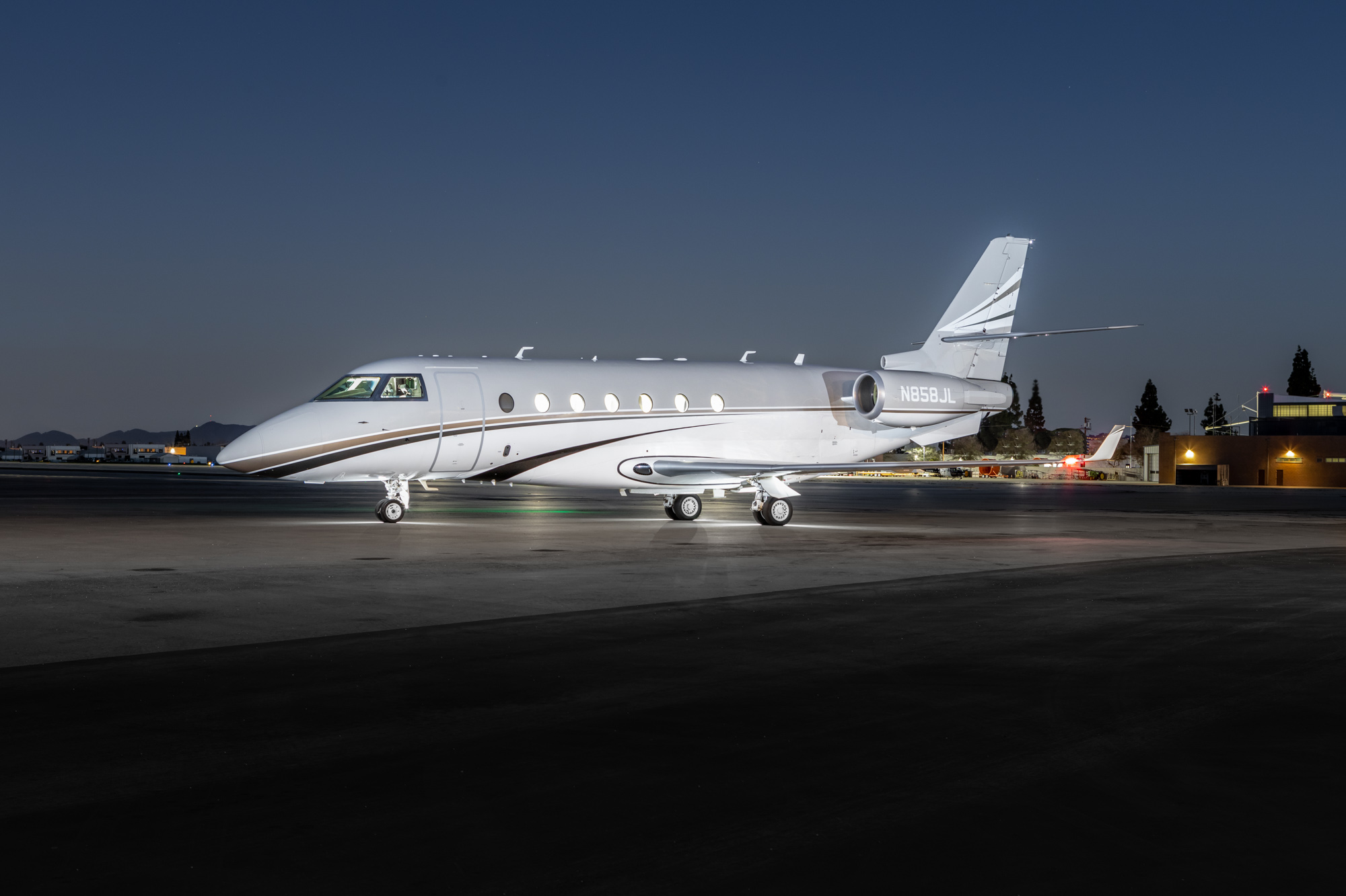 GULFSTREAM G200 private jet exterior profile
